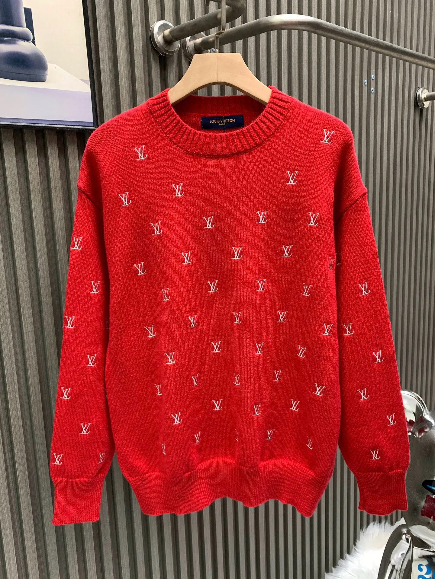 🅿️340 🀄️ Louis Vuitton 25* New New Year's style early autumn loose casual sports crew neck pullover Classic old flower all-over printed pattern Complex logo embroidery on the whole body Recommended by many Internet celebrity upper body Full of atmosphere and in place details Super correct fit Standard for early spring Heavy washing process is soft and comfortable Soft touch The upper body is not tight The fabric texture is tough The upper body is wide and comfortable The silhouette is cut to look slim and stylish It is washable and not easy to fall off. It is super fashionable and versatile, giving it a fashionable street feel. The overall loose fit. If you like it, don’t miss it. A must-have item in red for the Chinese New Year.